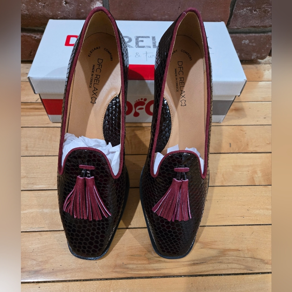 DFC RELAX - Burgundy and Black Tassel SNAKE DESIGN-  Loafers Size 39 (8 1/2) NEW